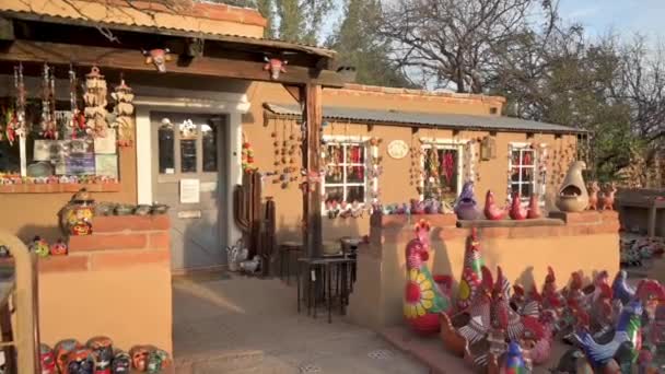 Cerámica artesanal colorida tradicional y cerámica para la venta en la ciudad artística de Tubac — Vídeos de Stock