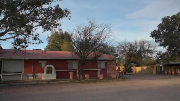 Scenisk utsikt över en gata i Tubac, Arizona med butiker — Stockvideo