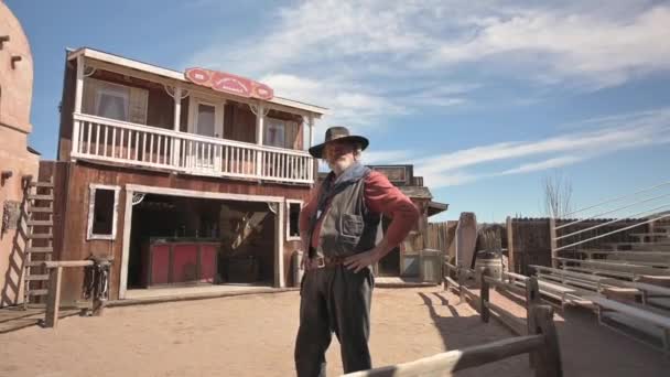 Kovboy yüzgeci gibi giyinmiş bir aktör Tombstone, Arizona — Stok video