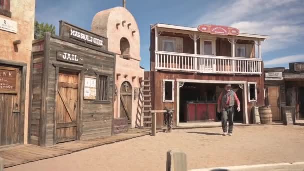 Wild West frontier style facade in Tombstone, Arizona, with cowboy actor — Stok Video