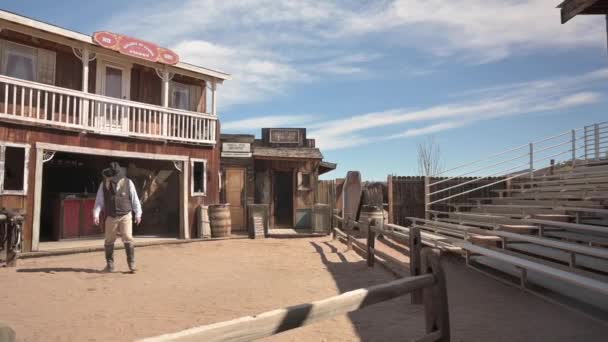 Cowboy acteur benadert in Wild West stad Tombstone, Arizona — Stockvideo