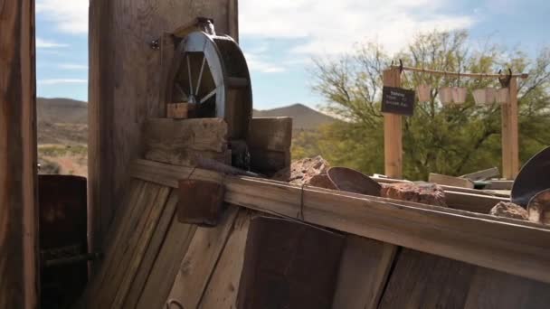Εξοπλισμός εξόρυξης χρυσού σε Tombstone, Αριζόνα, αργή κίνηση — Αρχείο Βίντεο