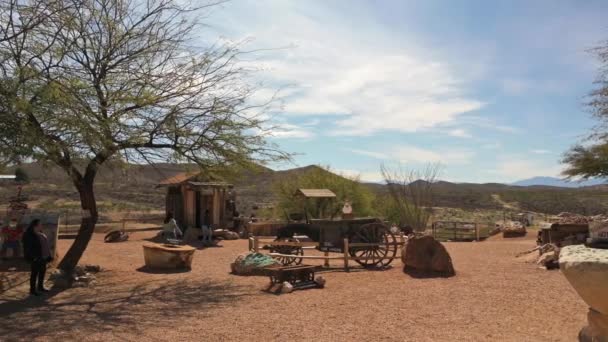 Toeristen genieten van het park in Tombstone, Arizona — Stockvideo