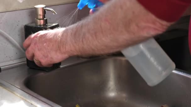 男子清洗和清洗厨房里的一盆水 — 图库视频影像
