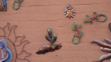 Tubac, Arizona 'daki tuğla duvarda asılı renkli Meksika sanat eserleri 