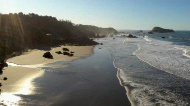 Brookings, Oregon, ABD 'de kumsalda insansız hava aracı.
