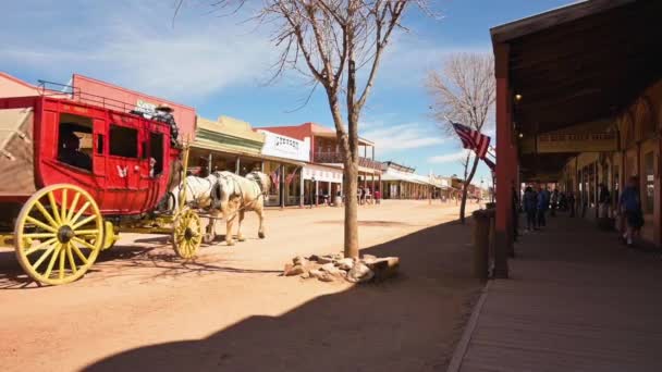 นักท่องเที่ยวขี่ม้าบนถนนอัลเลนที่โด่งดังใน Tombstone, Arizona — วีดีโอสต็อก