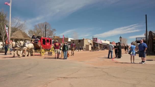 นักท่องเที่ยวขี่ม้าบนถนนอัลเลนที่โด่งดังใน Tombstone, Arizona — วีดีโอสต็อก