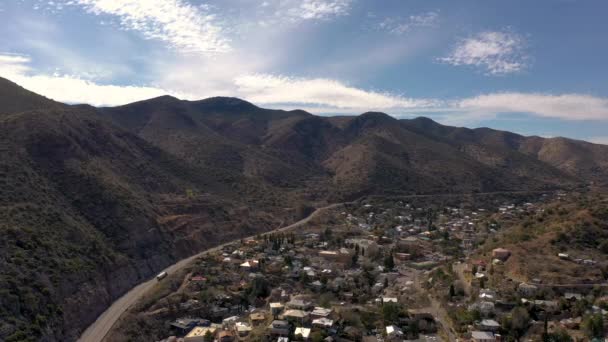 Vue aérienne de la vieille ville minière Bisbee en Arizona - plan haut et large — Video