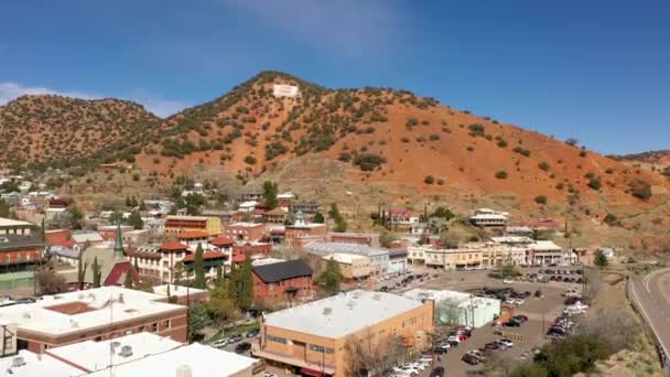 Drone se eleva sobre Bisbee, Arizona con Chihuahua Hill en el fondo — Vídeos de Stock