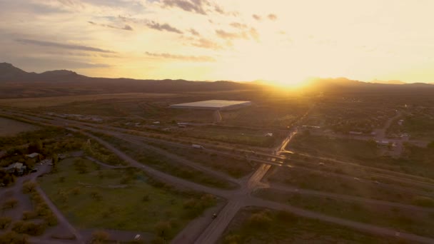飞机飞越亚利桑那州的Nogales公路，朝日落飞去 — 图库视频影像