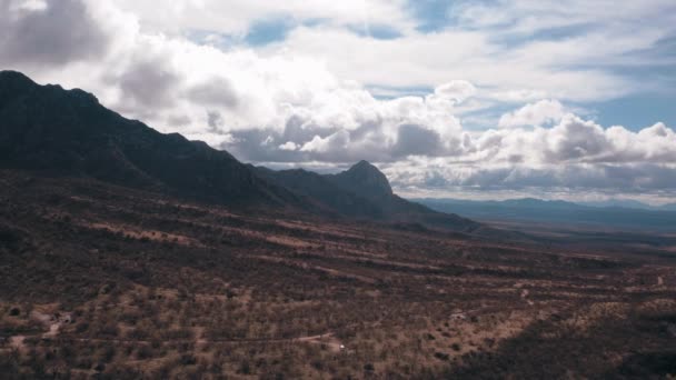 Flyg mot Elefanthuvudets bergslandskap i Madera Canyon i Arizona - antenn — Stockvideo