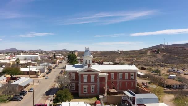 Drone klimt op over oud gerechtsgebouw in Tombstone, Arizona — Stockvideo