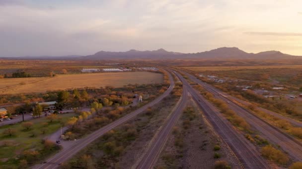 アリゾナ州のノガレス・ハイウェイ日没時、空中 — ストック動画