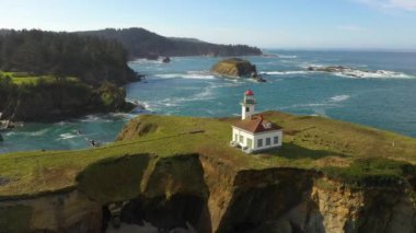 İnsansız hava aracı Cape Arago Deniz fenerine doğru uçuyor, Oregon
