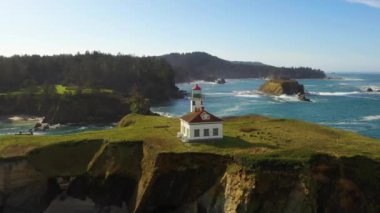Oregon Sahili 'ndeki Cape Arago Deniz Feneri' nin yavaş sineması.