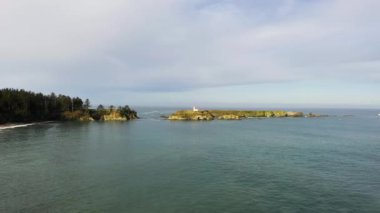 İHA, Oregon Coos Körfezi yakınlarındaki Cape Arago Deniz Feneri 'ne yaklaşıyor.