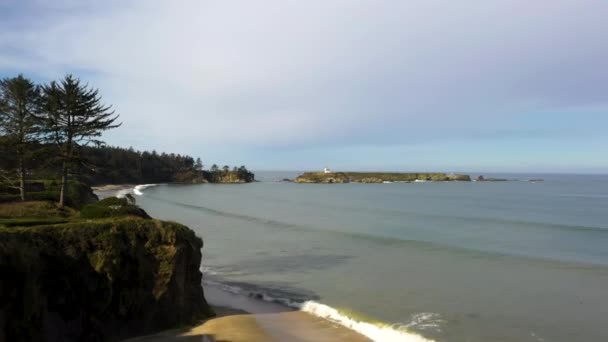 Φάρος Cape Arago στο παρασκήνιο, drone πτήση πάνω από την παραλία στο Τσάρλεστον, Όρεγκον — Αρχείο Βίντεο