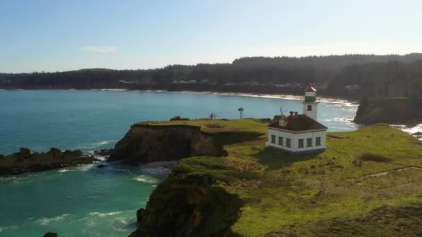 Drohne kreist langsam um den Leuchtturm von Cape Arago in Charleston, Oregon — Stockvideo