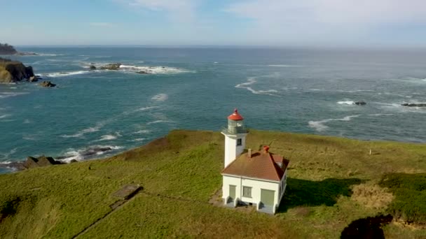 Nahaufnahme vom Cape Arago Leuchtturm in Charleston, Oregon an einem sonnigen Tag — Stockvideo