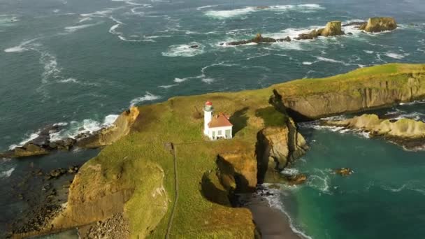 Mys Arago Lighthouse In Coos Bay, Oregon - stoupání zpět drone shot — Stock video