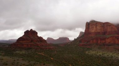 Sedona, Arizona 'daki kırmızı kaya ve kanyonların geniş çaplı tarama görüntüleri.