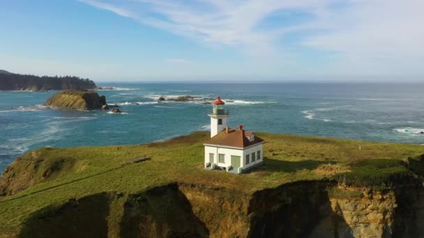 オレゴン州のアラゴ岬灯台と背景にある海岸エーカー — ストック動画