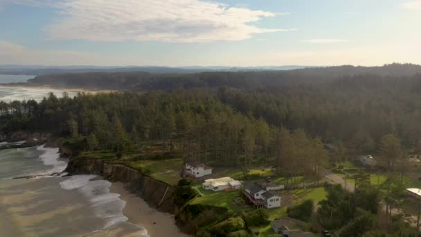 Domy na pobřeží Oregonu v Charlestonu, výstřel ze vzdušných dronů — Stock video
