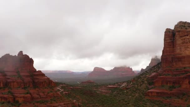 Foto tomada de las Formas de Roca Roja en un día lluvioso en Sedona, Arizona. — Vídeo de stock