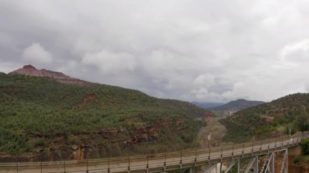 Sedona, Arizona 'daki Oak Creek Kanyonu' ndaki meşhur Midgley Köprüsü. — Stok video