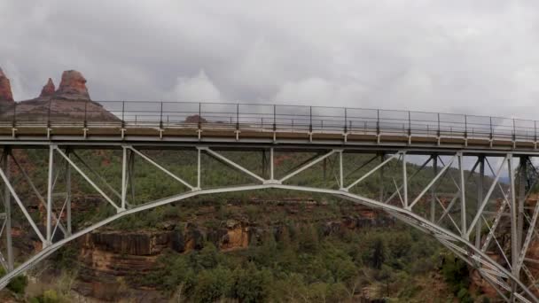 Dron pomalu stoupá přes most Midgley v Sedoně v Arizoně — Stock video