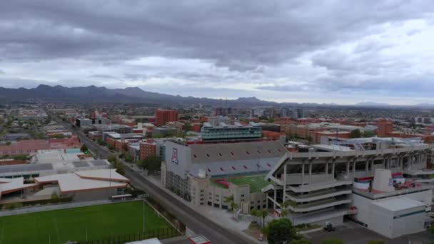 Luchtfoto van het voetbalstadion van de universiteit van Arizona in Tucson, AZ — Stockvideo