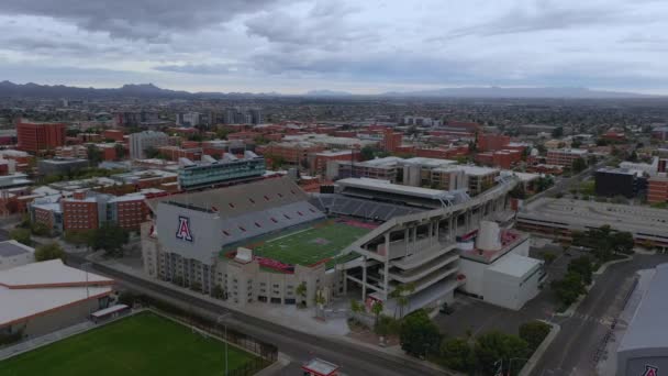 Flygfoto av fotbollsstadion vid University of Arizona i Tucson, AZ — Stockvideo