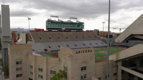 Drönare cirklar runt Universitetet i Arizona Stadium i Tucson, Arizona — Stockvideo