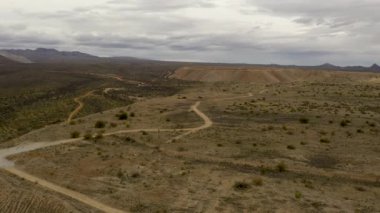 Gündüz vakti Arizona 'daki Green Valley' de çeşitli madenler. - Geniş açılı çekim