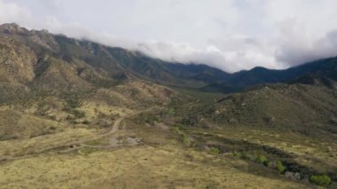 Arizona, ABD 'deki Santa Rita Dağları' ndaki Madera Kanyonu 'na giden yol.