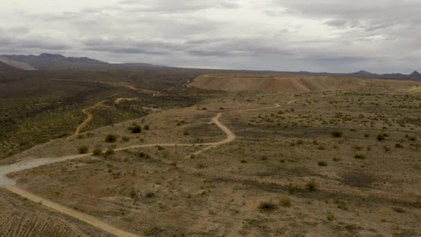 Diverse mijnen in Green Valley, Arizona, Verenigde Staten Overdag. - breed panning schot — Stockvideo