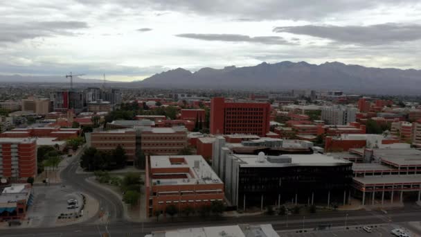 Kancelářské a univerzitní budovy v Tucsonu, Arizona, drone shot — Stock video