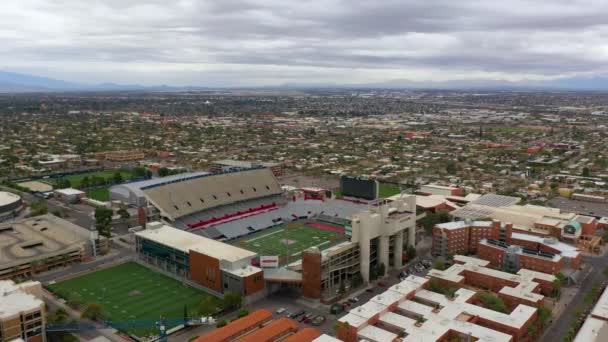Flying Over Home Field Of The Arizona Wildcats In Tucson, Arizona, USA. Dronenschot vanuit de lucht. — Stockvideo