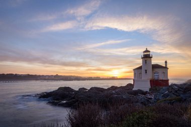 Bandon 'daki Coquille Nehri Deniz Feneri Kayalar üzerine inşa edilmiş, Oregon