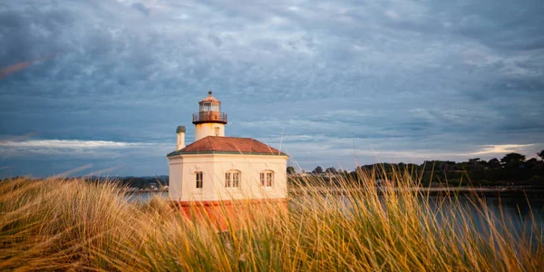 Farol do Rio Coquille em Bandon iluminado pelo pôr-do-sol, Oregon — Fotografia de Stock