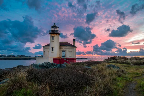 Céu noturno dramático com nuvens sobre o Farol de Oregon — Fotografia de Stock