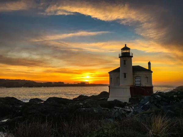 Céu noturno dramático com nuvens sobre o Farol de Oregon, pôr-do-sol quente — Fotografia de Stock