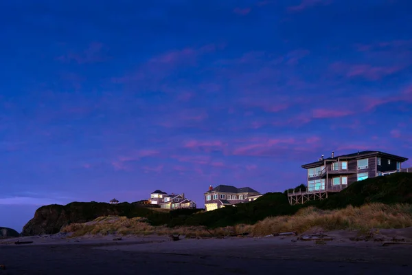 Luxus házak kilátással a strandra Bandon, Oregon, USA — Stock Fotó