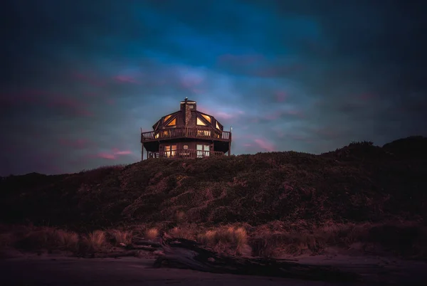 Casa de cúpula de luxo com vista para a praia em Bandon, Oregon, EUA — Fotografia de Stock