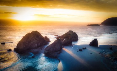 Oregon Sahili 'nde, Gold Beach yakınlarında güzel deniz yığınları var.