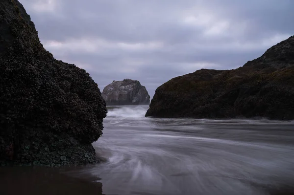 Face Rock en Bandon, Oregon, una famosa formación rocosa. Larga exposición . — Foto de Stock