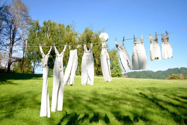 Roupas brancas vintage paira na linha de roupas no verão . — Fotografia de Stock