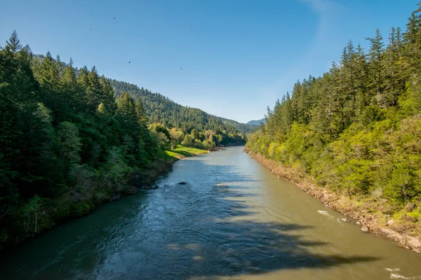 Rogue River in Southern Oregon during a summer day — Stock Photo, Image