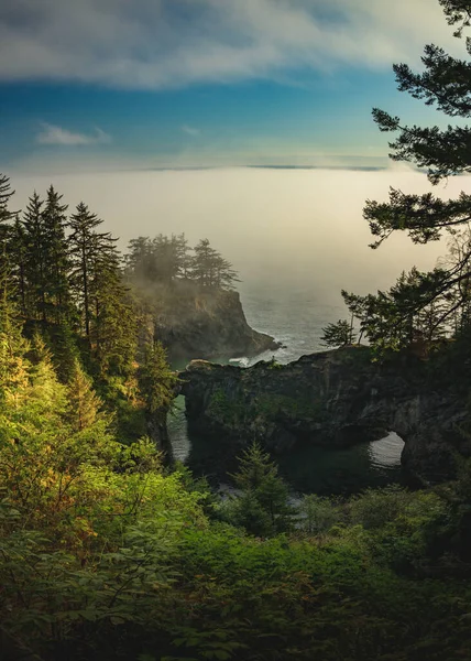 Güney Oregon Sahilinde Doğal Köprüler kaya oluşumları. 